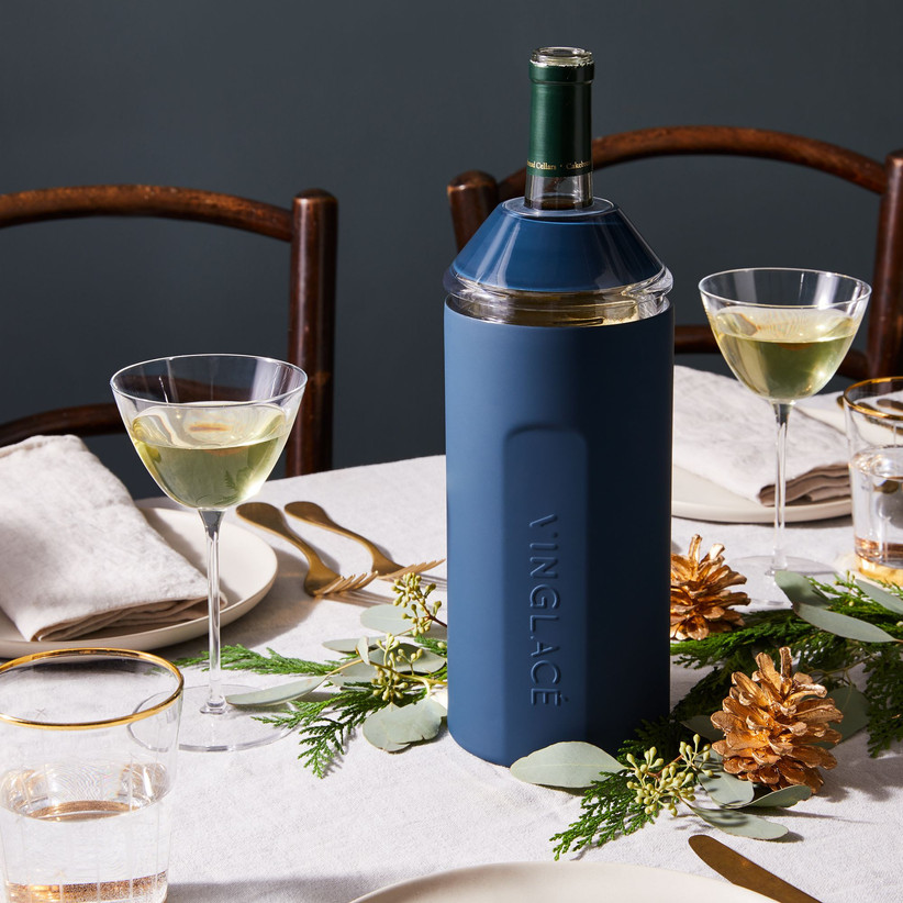 Элегантный столовый сервиз с винной бутылкой в ​​темно-синем винном холодильнике