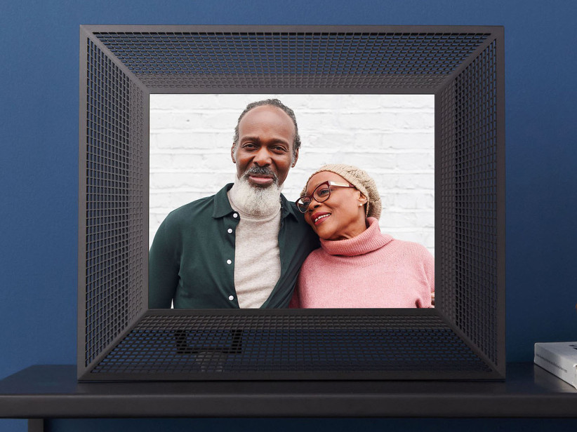Цифровая фоторамка с черной сеткой, показывающей изображение пары