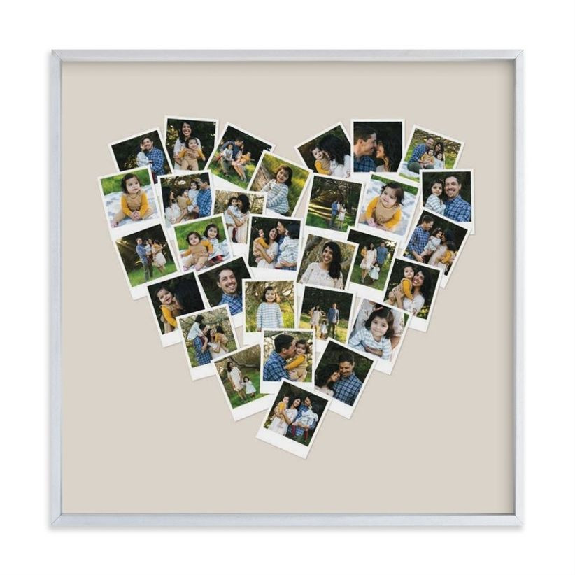 Коллаж из семейных фотографий в форме сердца в рамке