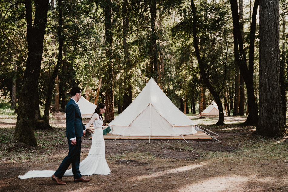Свадебные тенденции 2020 | Нетипичные места для свадьбы, подобные этой "глэмпинг" лагерная свадьба 