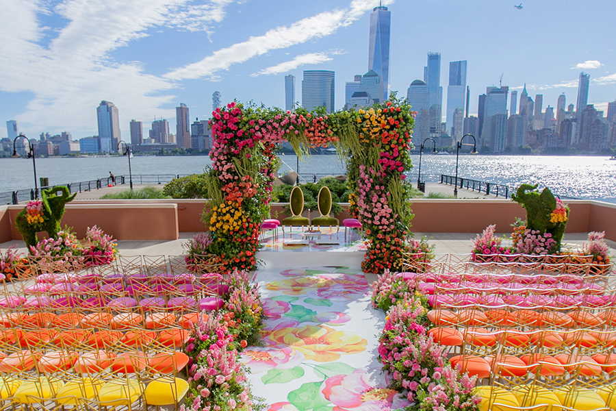 Свадебные тенденции 2020 | Яркий цвет, как эта яркая свадебная церемония на крыше