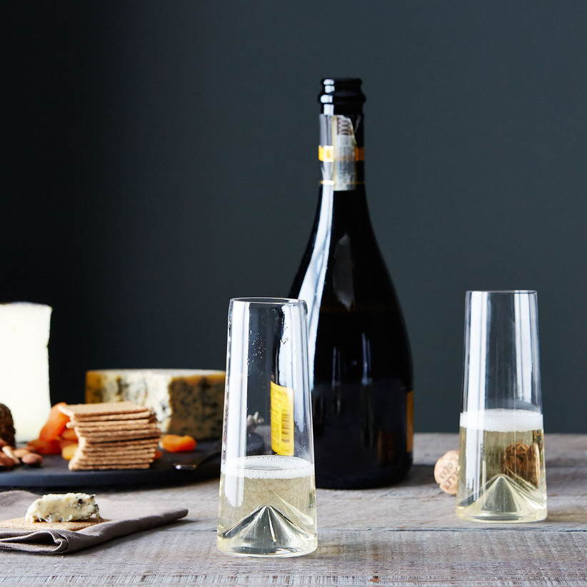 Столовый сервиз с сырной доской, бутылкой шампанского и двумя бокалами для шампанского без ножки