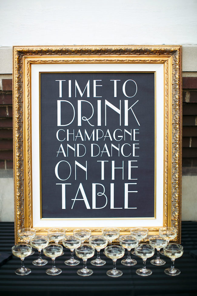 Время пить шампанское и танцевать на столе | Смешные Свадебные Знаки