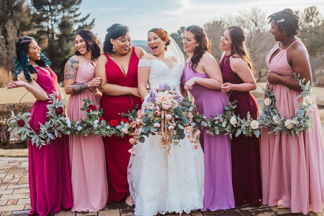 Как сделать ваших подружек невесты счастливыми »вики полезно Симпатичная красно-фиолетовая свадебная вечеринка с цветочными обручами