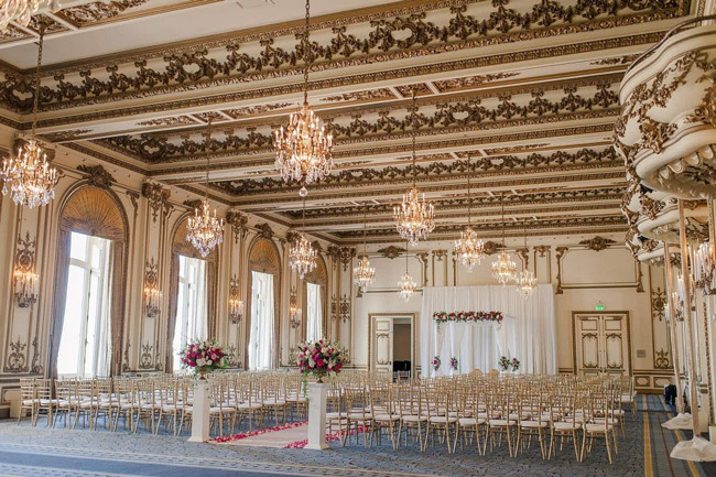 Золотой зал отеля Fairmont San Francisco с изысканно украшенными сводчатыми потолками, деталями сусального золота и хрустальными люстрами.
