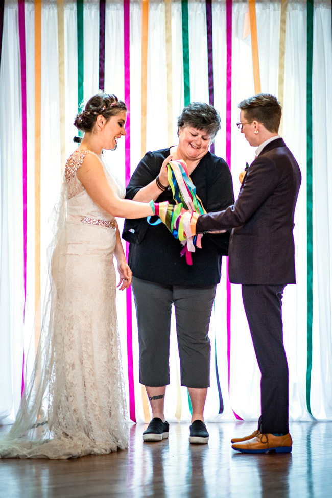 Свадебные идеи ЛГБТК + | Красочный фон церемонии + радужная обработка рук