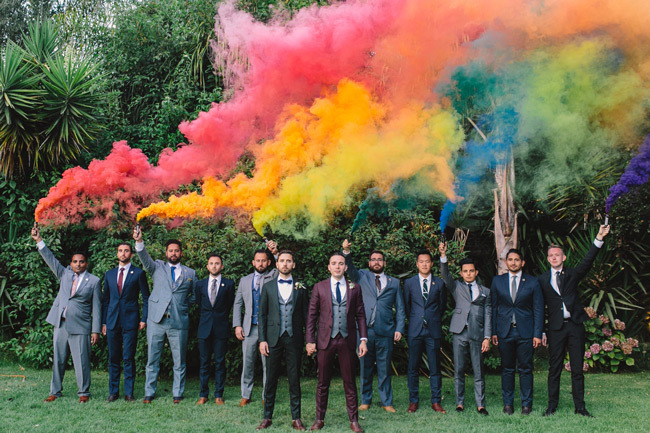 Свадебные идеи ЛГБТК + | Разноцветные дымовые шашки