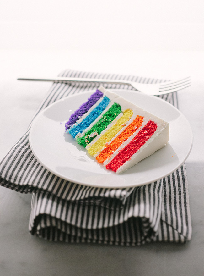 Свадебные идеи ЛГБТК + | Многослойный радужный свадебный торт