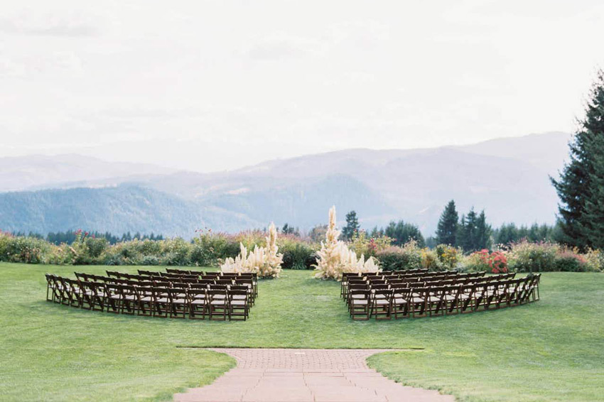 Минималистичная свадьба на открытом воздухе с аркой из пампасов на виноградниках Gorge Crest в Вашингтоне