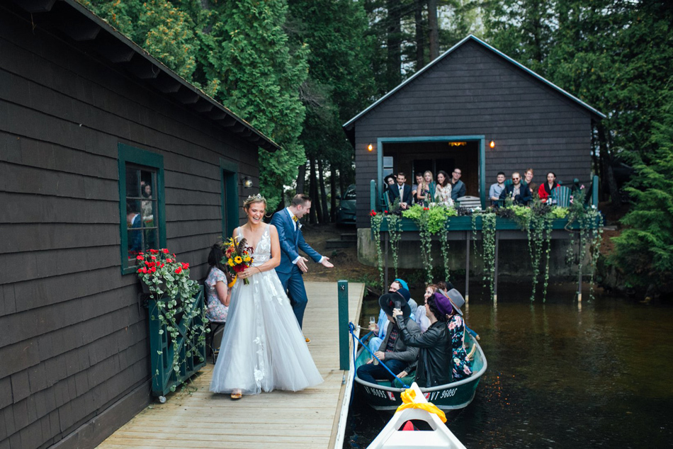 Советы по организации свадьбы в летнем лагере |  Деревенские домики в частном лагере на озере Саранак, штат Нью-Йорк