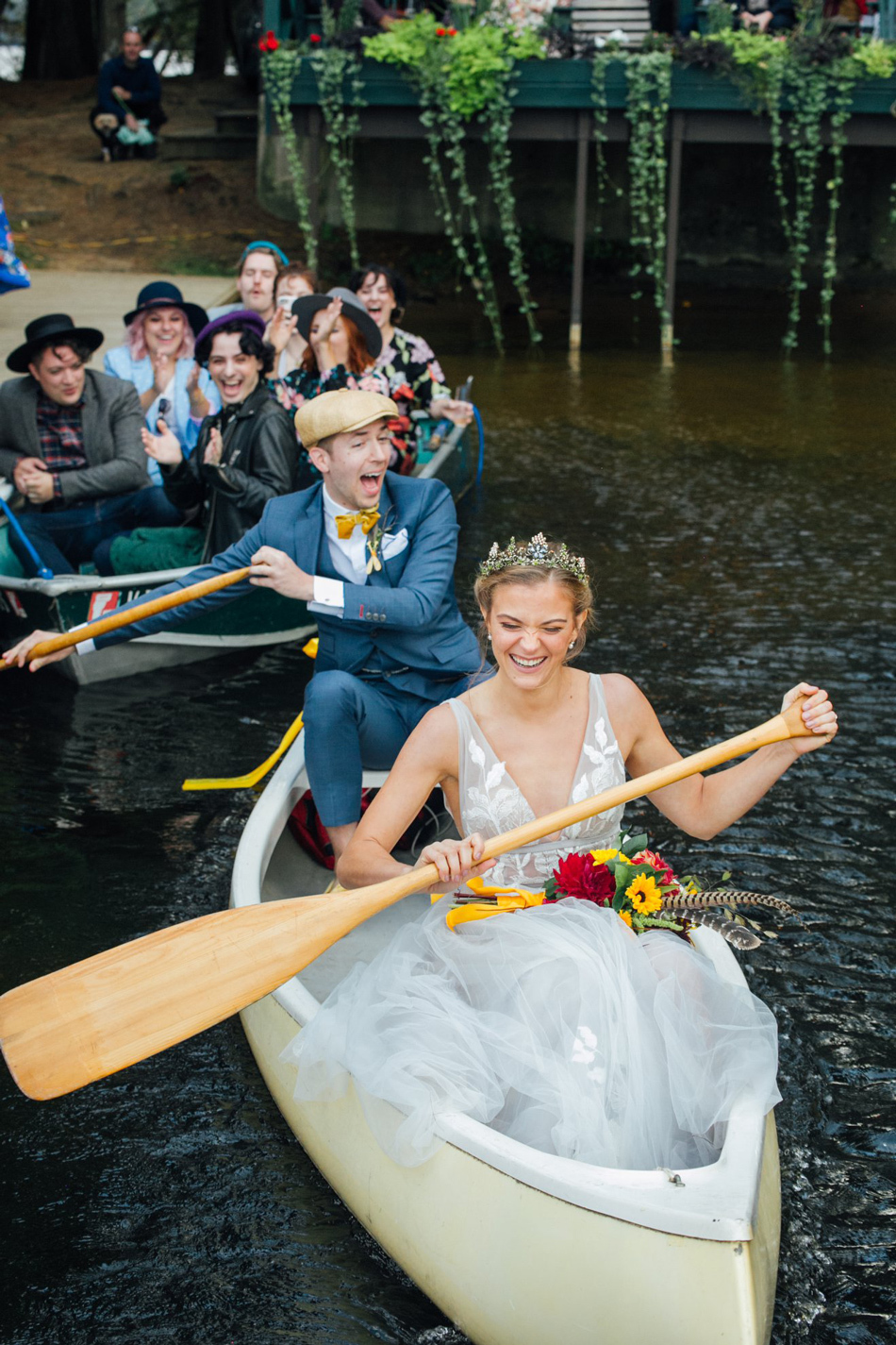 Летний лагерь Свадебное вдохновение |  Молодожены и гости на каноэ
