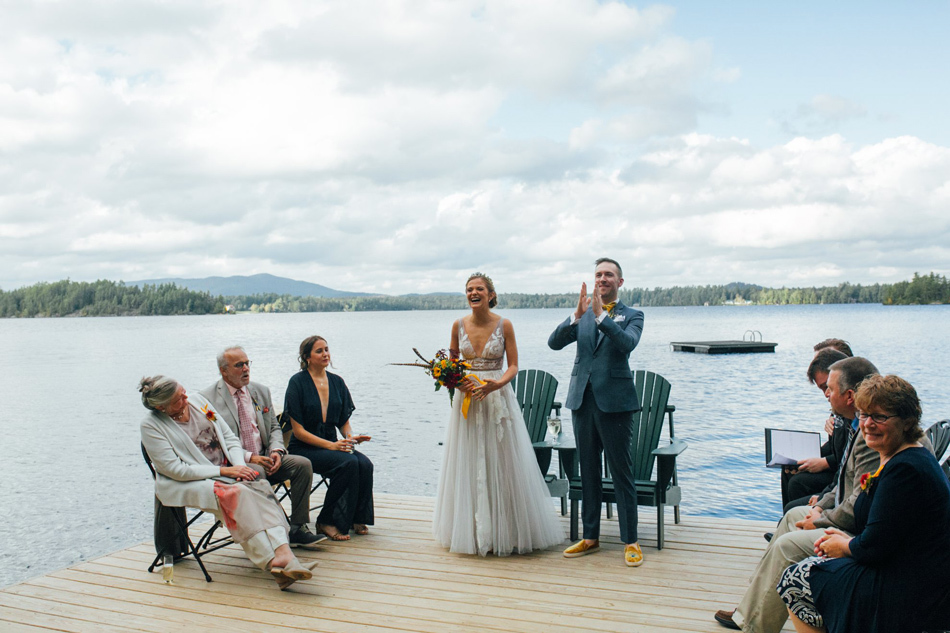 Советы по организации свадьбы в летнем лагере |  Церемония на берегу озера на причале