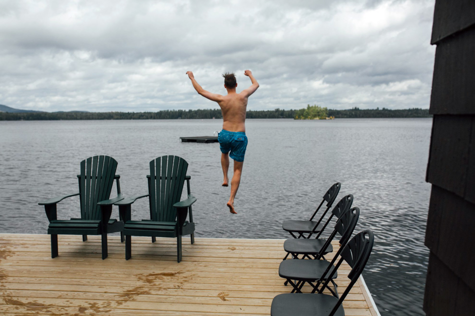 Свадьбы в летнем лагере |  Гость прыгает в озеро
