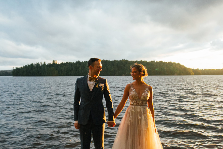 Как организовать свадьбу в лагере |  Фотографии золотого часа на берегу озера