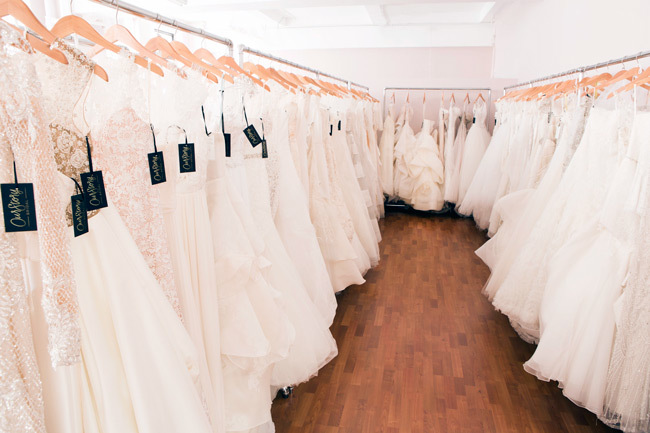 Советы по покупке свадебных платьев |  Вид на выбор платьев в Our Story Bridal