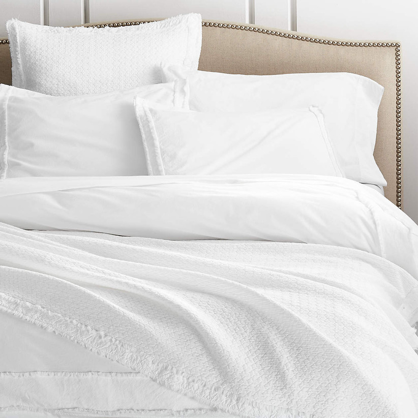 белое одеяло из органического хлопка на кровати