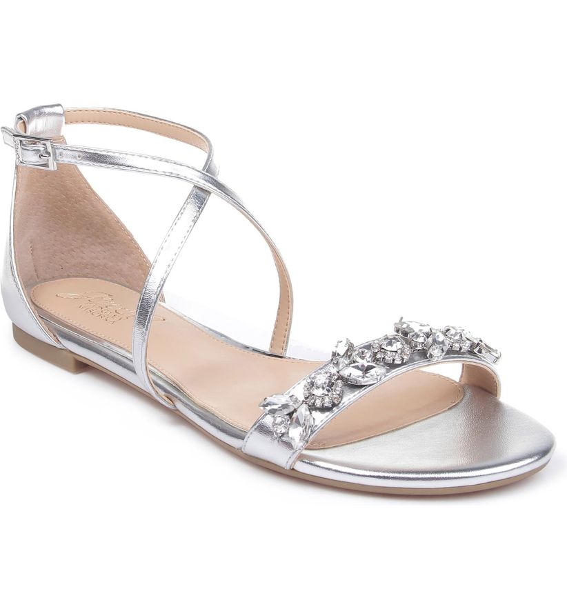 плоские серебряные сандалии с крестообразным ремешком и ремешком из бисера на пальцах ног
