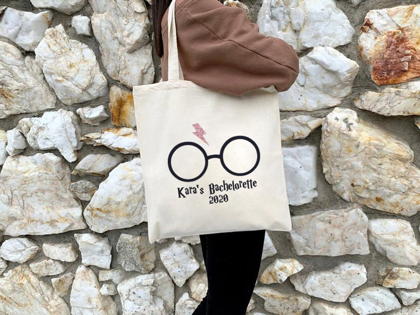 изготовленная на заказ сумка-тоут гарри поттера для девичника, украшенная очками и ярким мотивом в виде молнии
