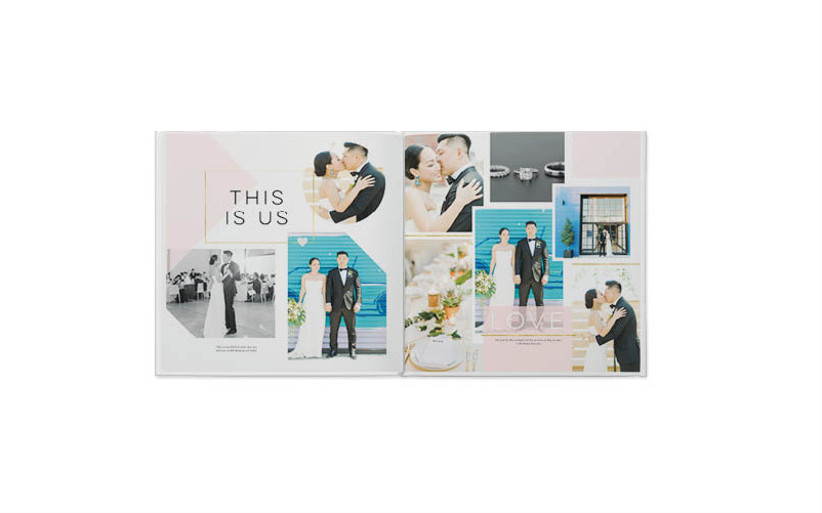 Открыта современная фотокнига, в которой отображается коллаж из свадебных фотографий пары с подписями и перекрывающимся дизайном.