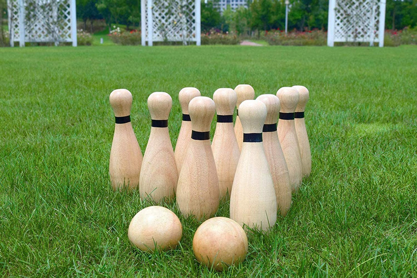 деревянные кегли и шары на траве