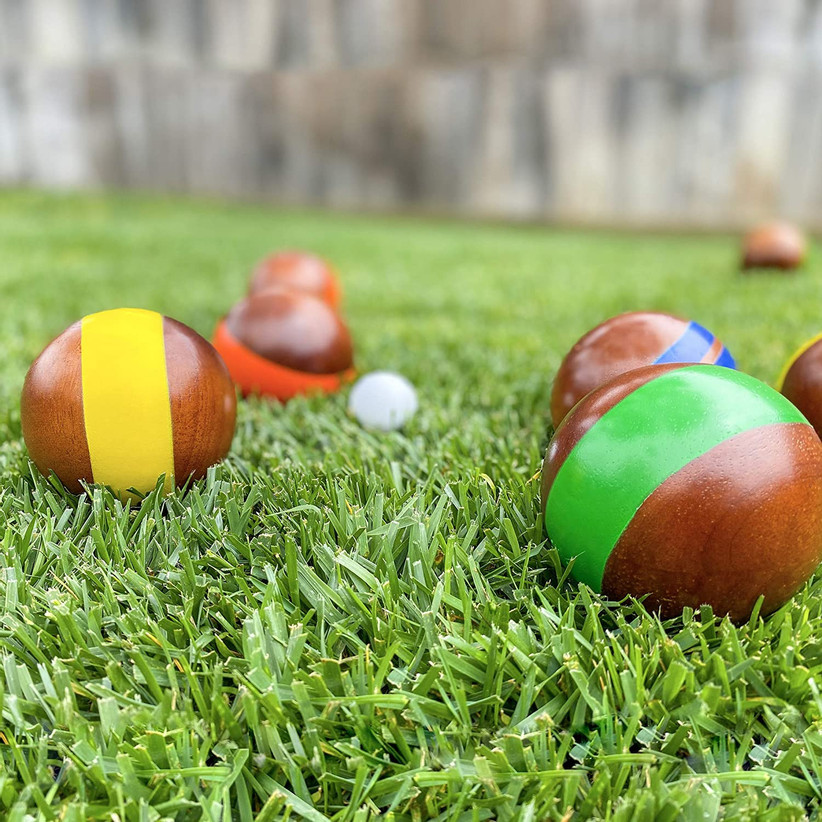 деревянные мячи для бочче на траве
