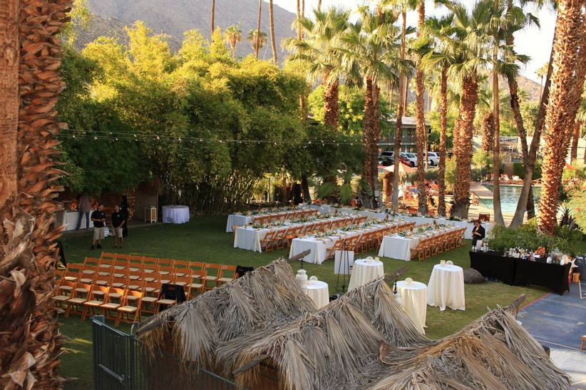 место для свадебной церемонии и приема на открытом воздухе в окружении пальм