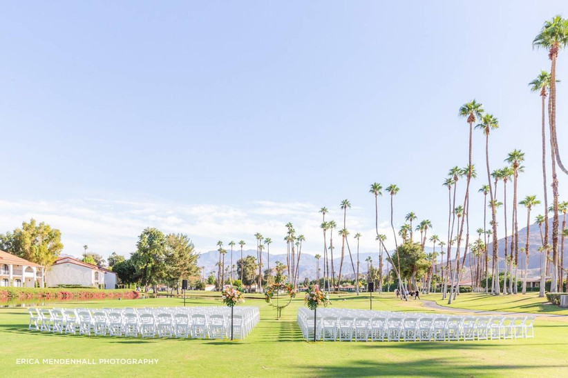Свадебная церемония на открытом воздухе с пальмами и горами