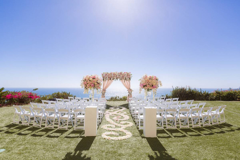 свадебная церемония на открытом воздухе на фоне океана