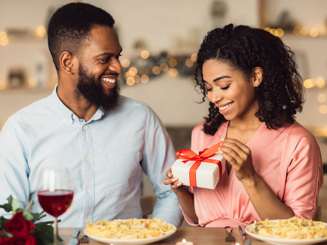 The Best 4th Anniversary Gifts for Traditional and Modern Couples