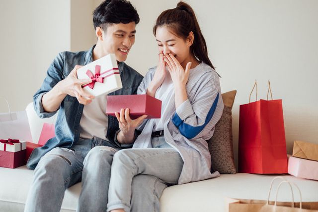 These 6th Anniversary Gifts Prove 6 Years is Something to Celebrate