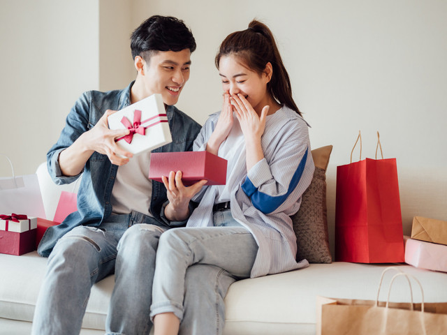 These 6th Anniversary Gifts Prove 6 Years is Something to Celebrate