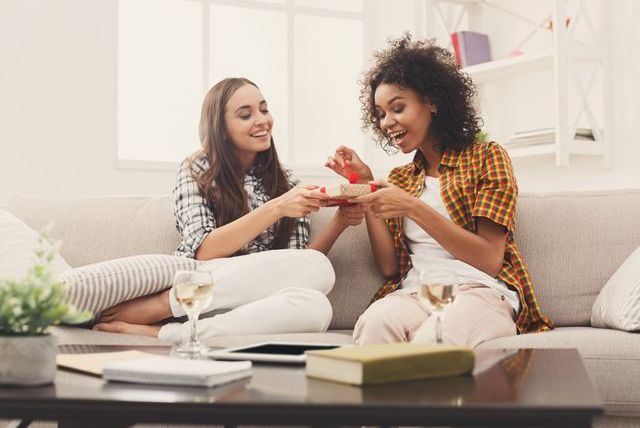 23 недорогих подарка хозяйке свадебного душа