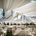 11 факторов, которые следует учитывать, прежде чем планировать свадьбу в палатке 