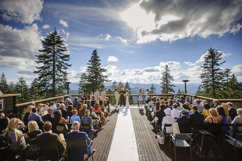 свадебная церемония на открытом воздухе на террасе с видом на горы и сосны