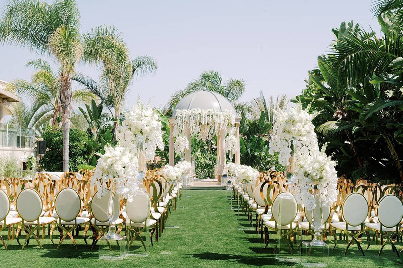 свадебная церемония на открытом воздухе, украшенная пышными белыми цветами