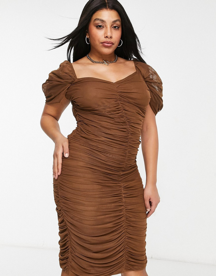 коричневое облегающее платье больших размеров для девичника с рюшами по всей длине и короткими рукавами