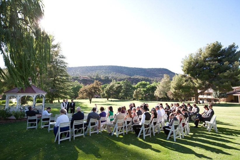 свадебная церемония на поле для гольфа