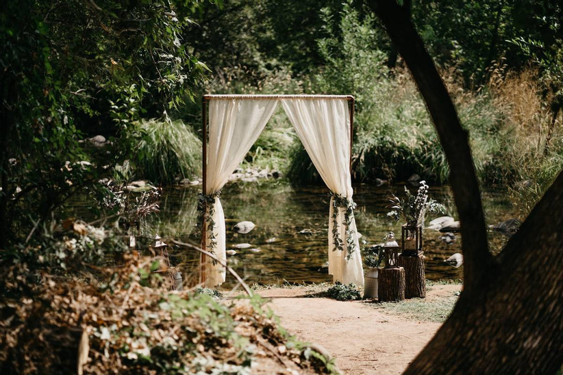 свадебная церемония на открытом воздухе в лесу