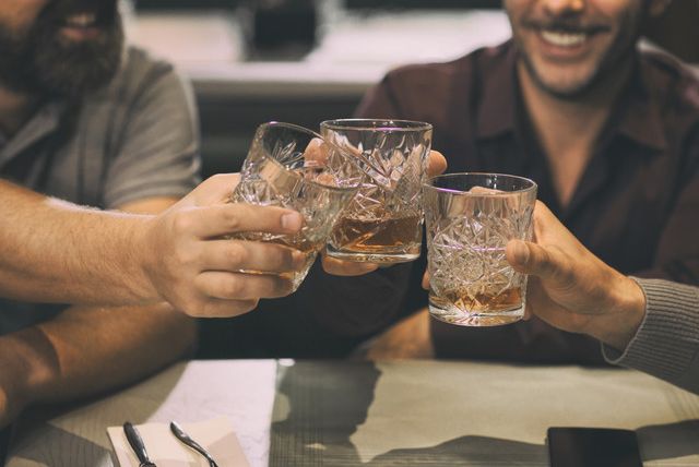 Все, что вам нужно знать, чтобы спланировать лучшую мальчишник в Кентукки по следу бурбона