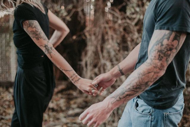 Год спустя: 5 пар размышляют о том, как 2020 год повлиял на их отношения