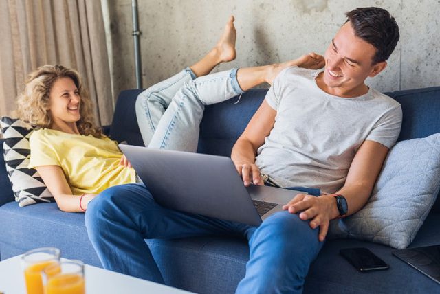 6 признаков того, что работа мешает вашим отношениям