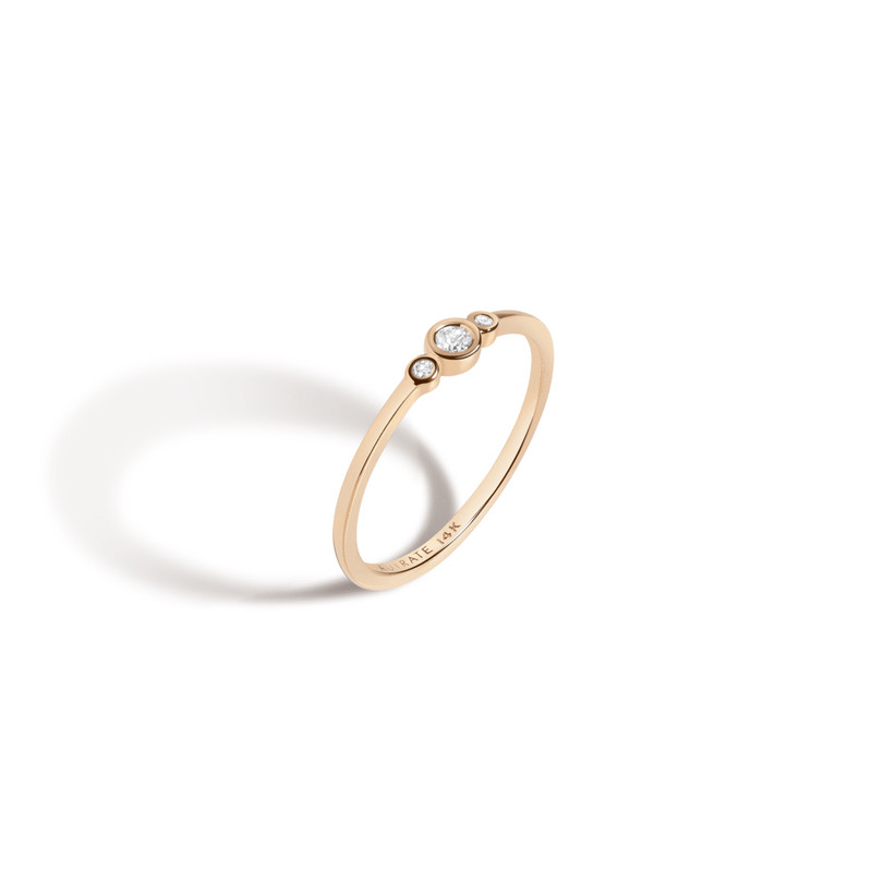 простое помолвочное кольцо с тремя камнями маленькие бриллианты в оправе