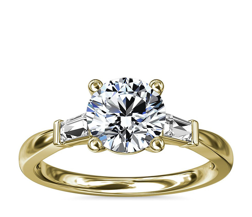 Обручальное кольцо из желтого золота с тремя камнями, круглым бриллиантом и багетами