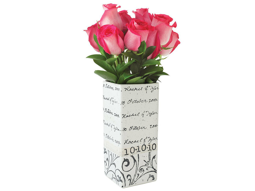 Прямоугольная белая ваза с именами пар и датой свадьбы черным курсивом