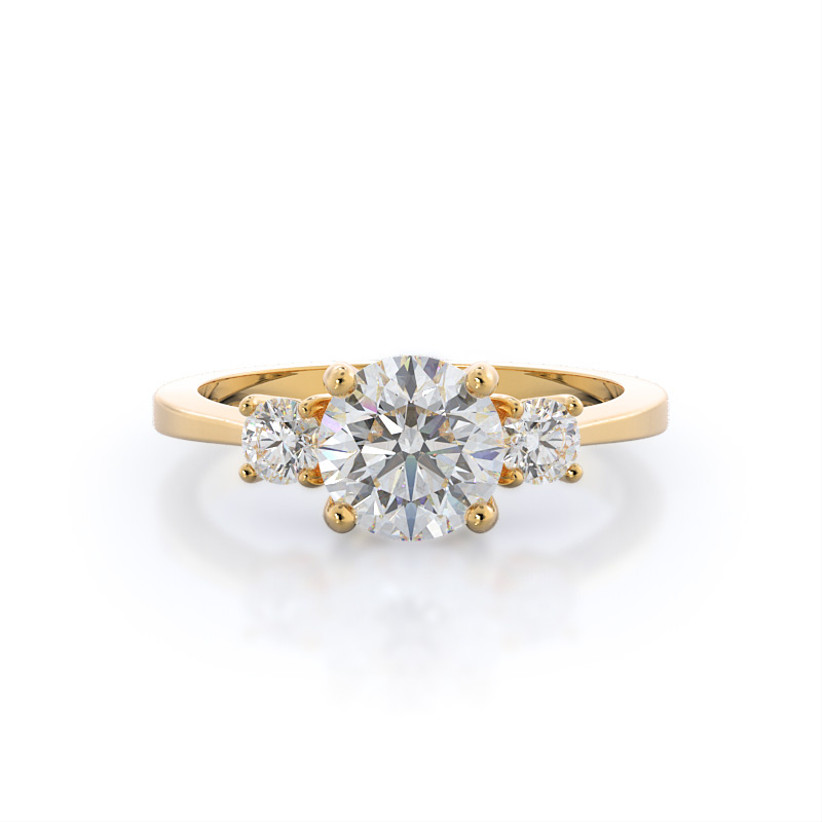 Обручальное кольцо из желтого золота с тремя камнями и круглыми бриллиантами