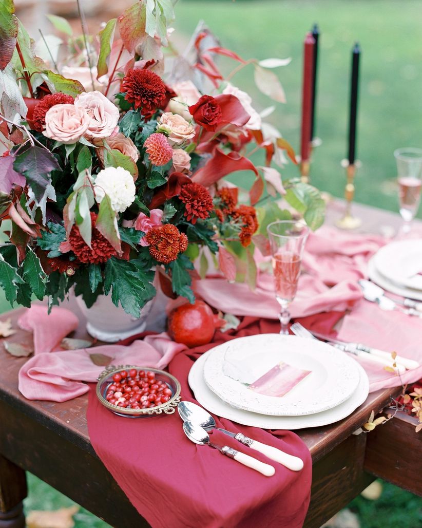крупный план красного и розового декора свадебного стола