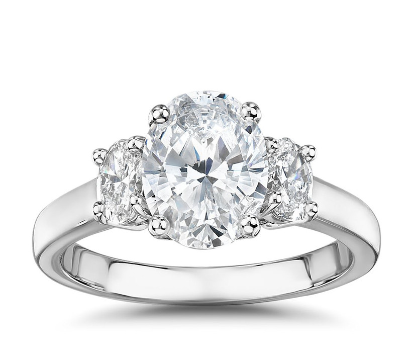 платиновое обручальное кольцо с тремя камнями и овальными бриллиантами