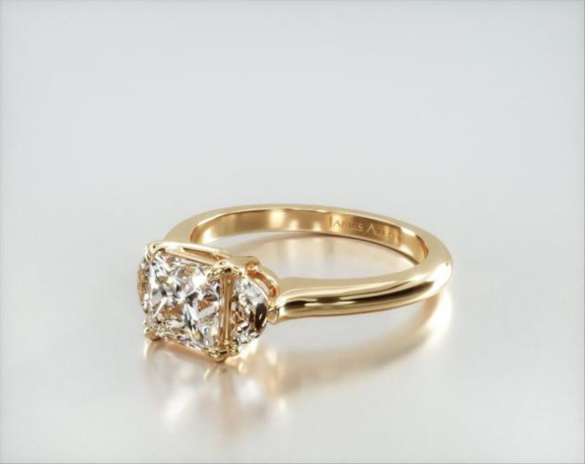 Обручальное кольцо из желтого золота с тремя камнями, огранкой принцессы и камнями-полумесяцами