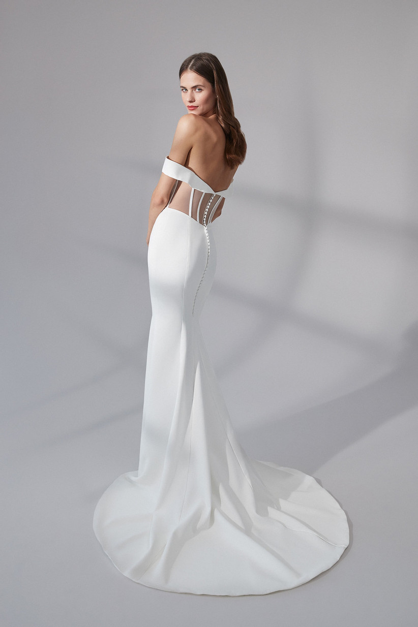 приталенное свадебное платье с прозрачным корсетом на спине