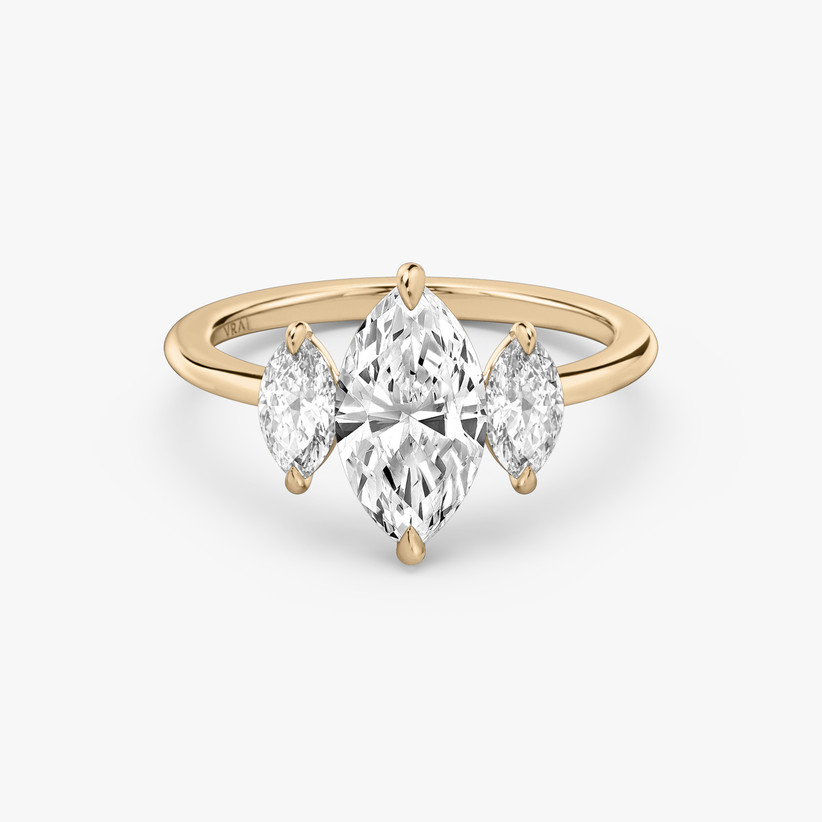 обручальное кольцо с тремя камнями и бриллиантами маркиз
